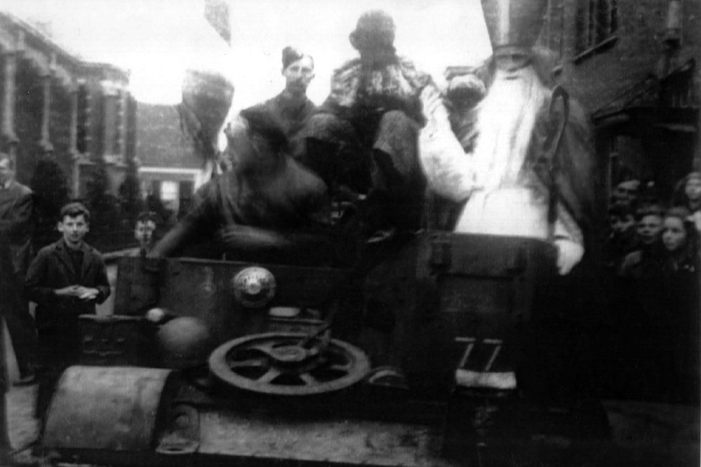 Tijdens sinterklaastijd 1944 werd de Sint met een tank door het dorp gereden zoals hier in de Kloosterstraat, de polen zijn vanaf de bevrijdingsdag 28-10-1944 tot ongeveer maart april 1945 in Bavel gebleven omdat vanwege de winter de opmars in Nederland tijdelijk is stilgevallen voor de grote rivieren